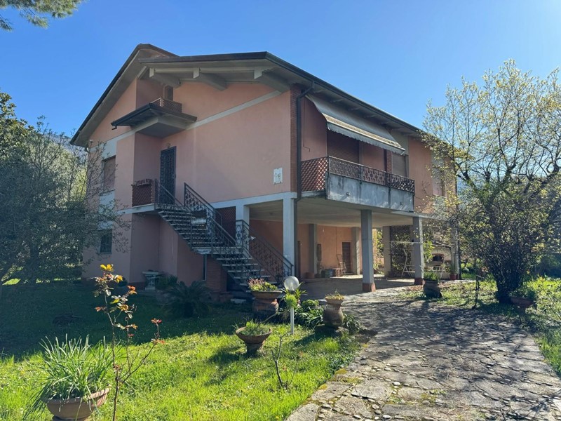 Casa Indipendente in Vendita a Massa, zona Mirteto, 470'000&euro;, 210 m², arredato