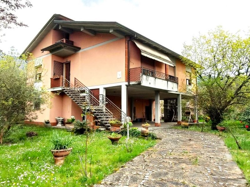 Villa in Vendita a Massa, zona Mirteto, 470'000&euro;, 200 m², con Box