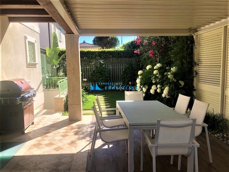 Villetta a schiera in Vendita a Montignoso, zona Cinquale, 999'000€, 150 m², arredato