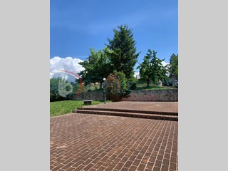 Attività commerciale in Affitto a Bevagna, 1'600€, 194 m²