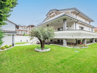 Villa in Vendita a Arese, zona Centro, 1'800'000€, 560 m², con Box