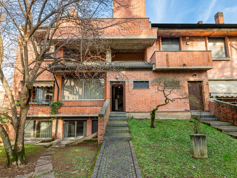 Villetta a schiera in Vendita a Cusano Milanino, zona Milanino, 690'000€, 500 m²