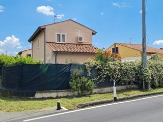 Villa in Vendita a Capannori, zona Segromigno In Piano, 410'000€, 140 m²