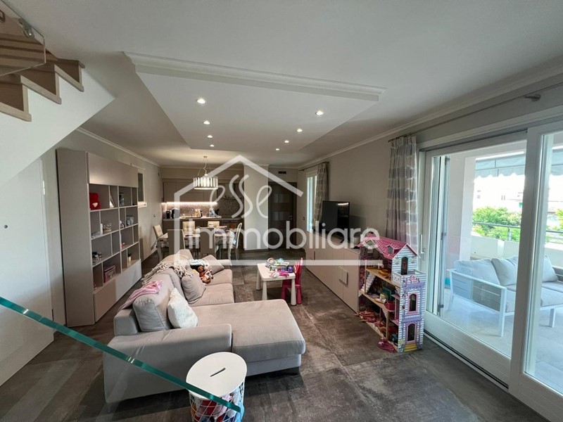 Attico in Vendita a Empoli, zona Ponzano, 550'000€, 109 m², arredato, con Box