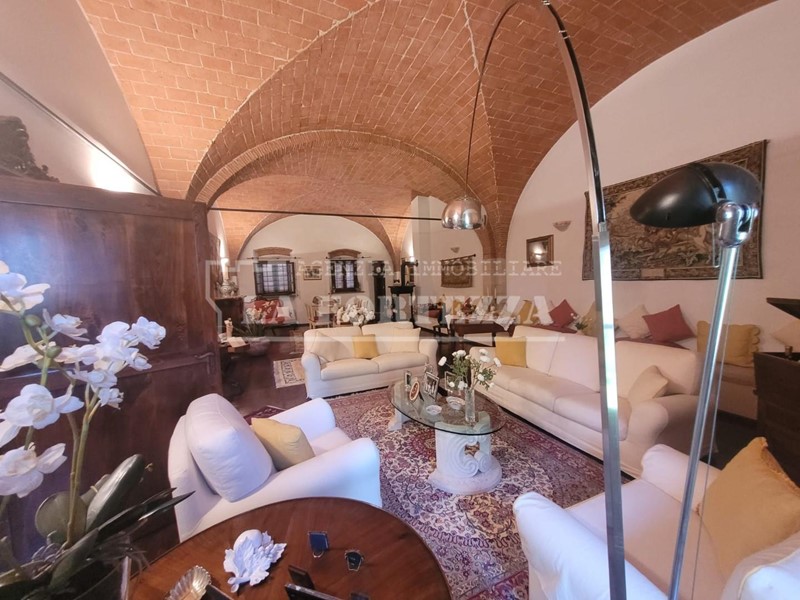 Casa di corte in Vendita a San Giuliano Terme, zona San Martino a Ulmiano, 690'000€, 340 m²