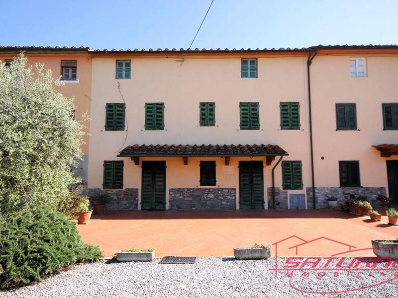 Casa Indipendente in Vendita a Capannori, zona Marlia, 220'000€, 215 m²