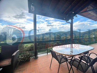 Villa in Vendita a Perugia, 480'000€, 350 m²