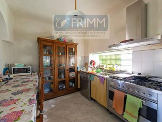 Villa in Vendita a Anguillara Sabazia, 380'000€, 285 m²