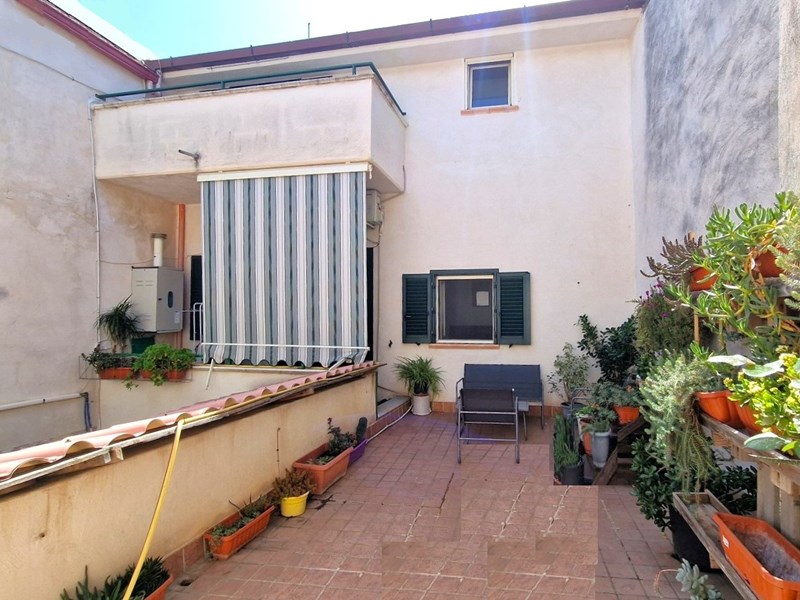Casa Indipendente in Vendita a Mondragone, zona Via Vittorio Emanuele, 240'000€, 270 m²