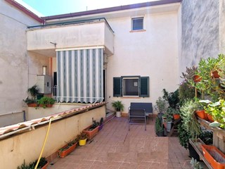 Casa Indipendente in Vendita a Mondragone, zona Via Vittorio Emanuele, 240'000€, 270 m²
