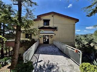 Villa in Vendita a Cugnoli, 218'000€, 296 m²