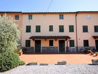 Casa Indipendente in Vendita a Capannori, zona Marlia, 220'000€, 215 m²