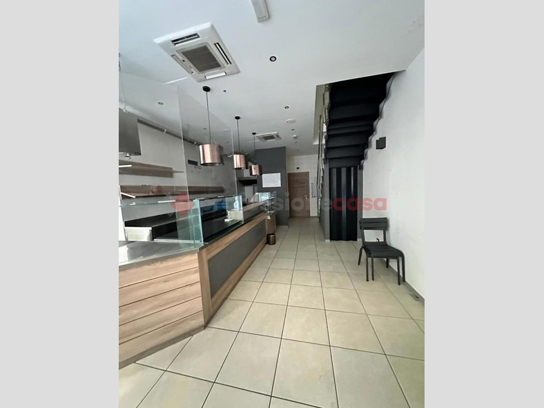 Negozio in Affitto a Arezzo, 1'400€, 52 m², arredato