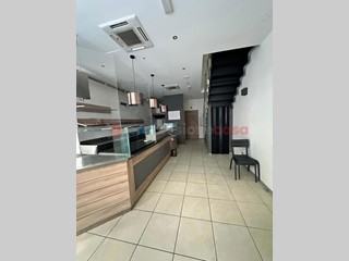 Negozio in Affitto a Arezzo, 1'400€, 52 m², arredato