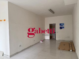 Negozio in Affitto a Marcianise, 500€, 33 m²