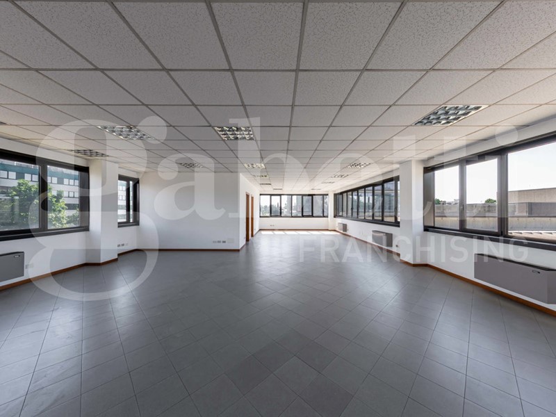 Capannone in Vendita a Cernusco sul Naviglio, 720'000€, 950 m²