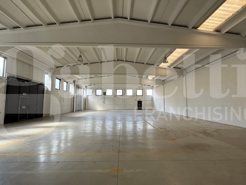 Capannone in Vendita a Segrate, 720'000€, 950 m²