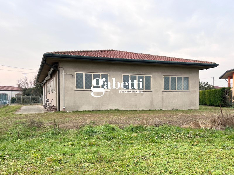 Capannone in Vendita a Agna, 130'000€, 295 m²