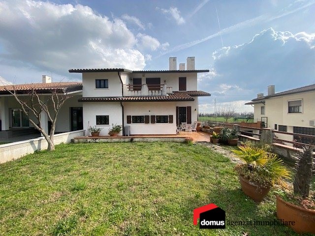 Casa Semi Indipendente in Vendita a Carrè, 286'000€, 280 m²