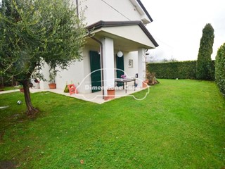 Villa bifamiliare in Vendita a Capannori, zona Camigliano, 465'000€, 150 m², arredato, con Box