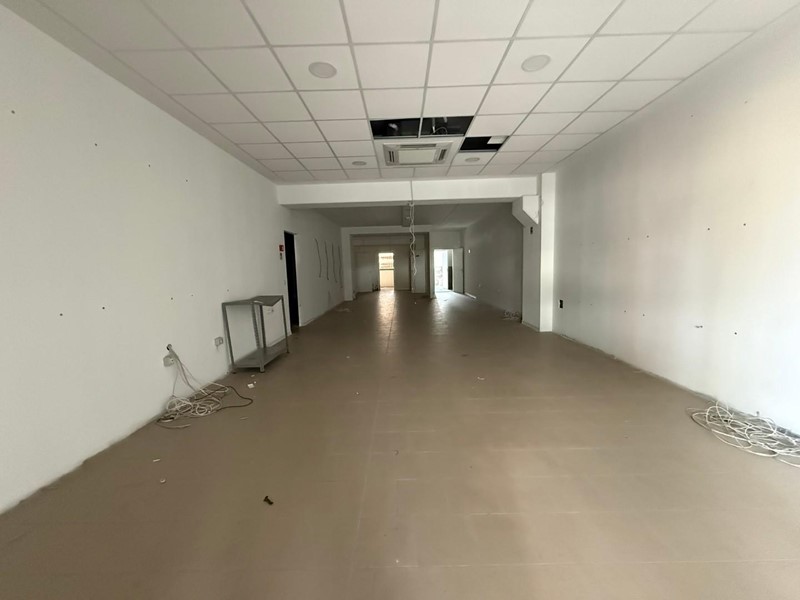 Immobile commerciale in Affitto a Siena, 2'500€, 238 m²