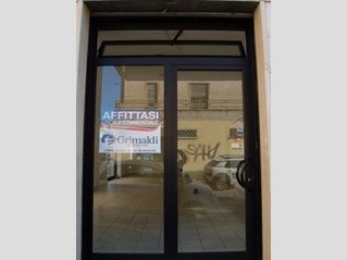 Negozio in Affitto a Aprilia, 1'300€, 115 m²