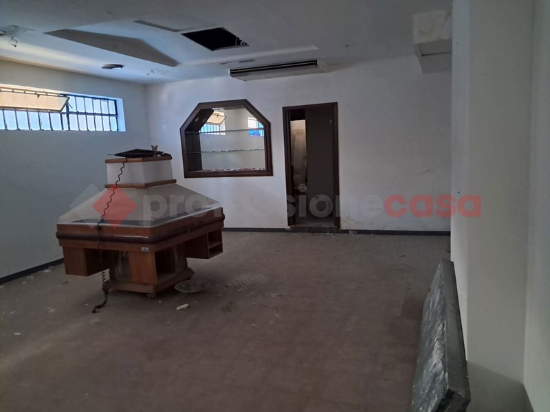 Negozio in Vendita a Reggio Calabria, 3'600€, 457 m²