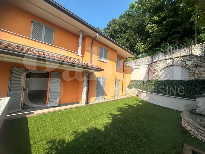 Villa in Vendita a Erba, 750'000&euro;, 500 m²