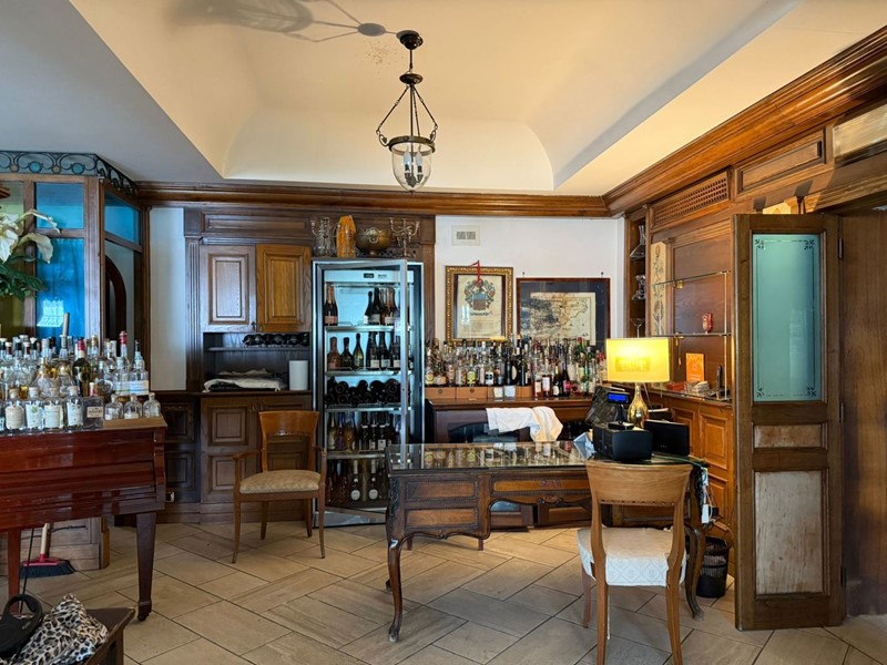 Attività commerciale in Vendita a Pozzuoli, 250 m²