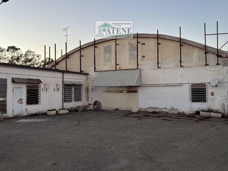 Capannone in Affitto a Sestu, 5'000€, 1400 m²