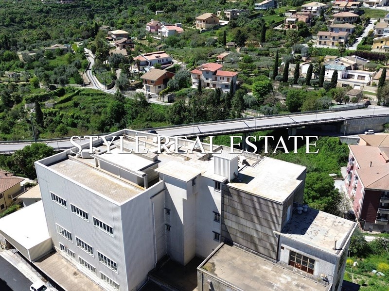 Immobile commerciale in Vendita a Palazzolo Acreide, 330'000€, 4000 m²