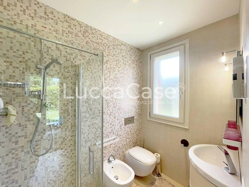 Appartamento in Vendita a Lucca, zona San Marco, 490'000€, 140 m², arredato, con Box