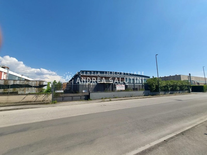 Capannone in Vendita a Pontedera, zona Gello, 750'000€, 1400 m²