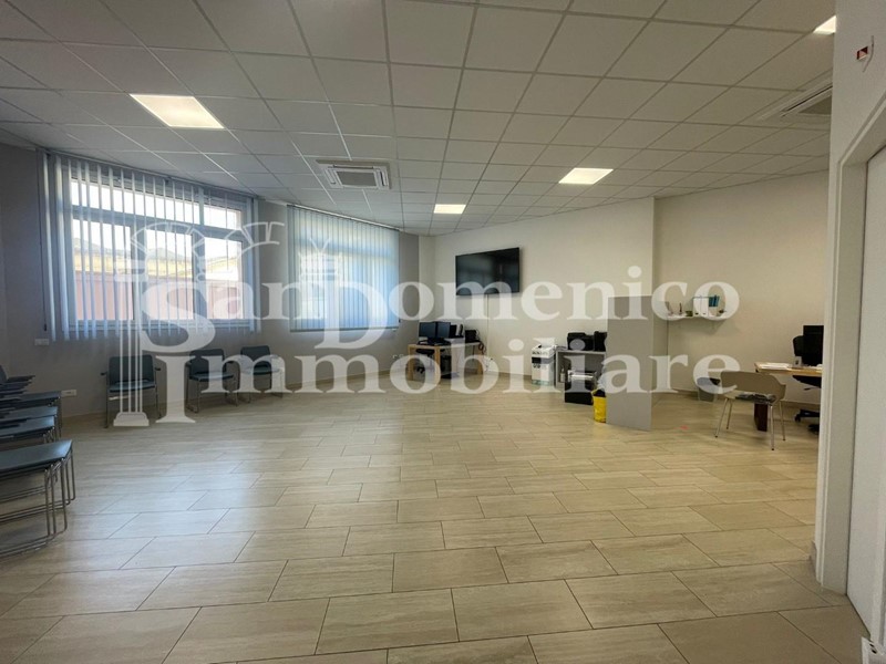 Negozio in Affitto a Cascina, 3'000€, 220 m²