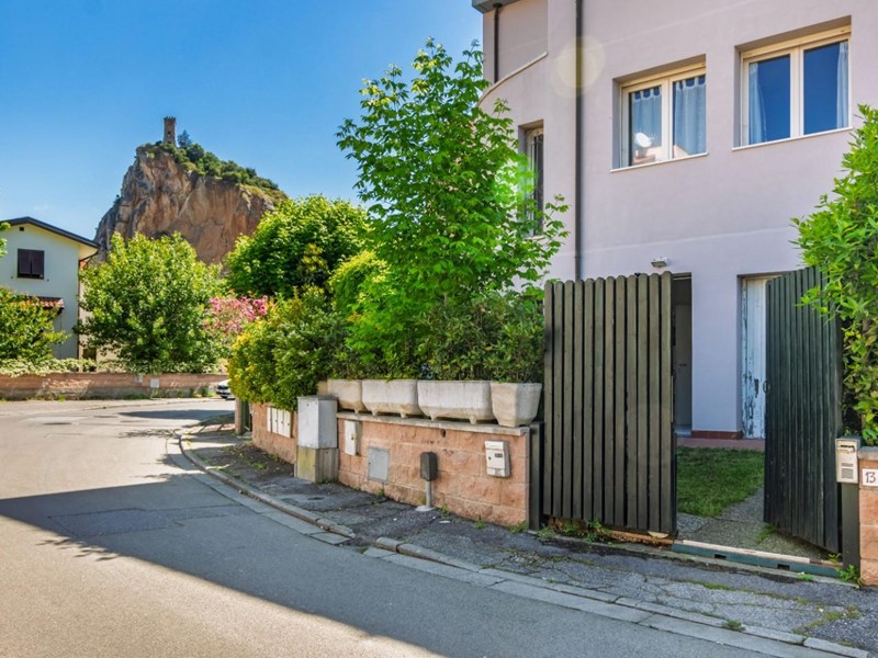 Trilocale in Vendita a Vicopisano, zona Caprona, 209'000€, 72 m², con Box