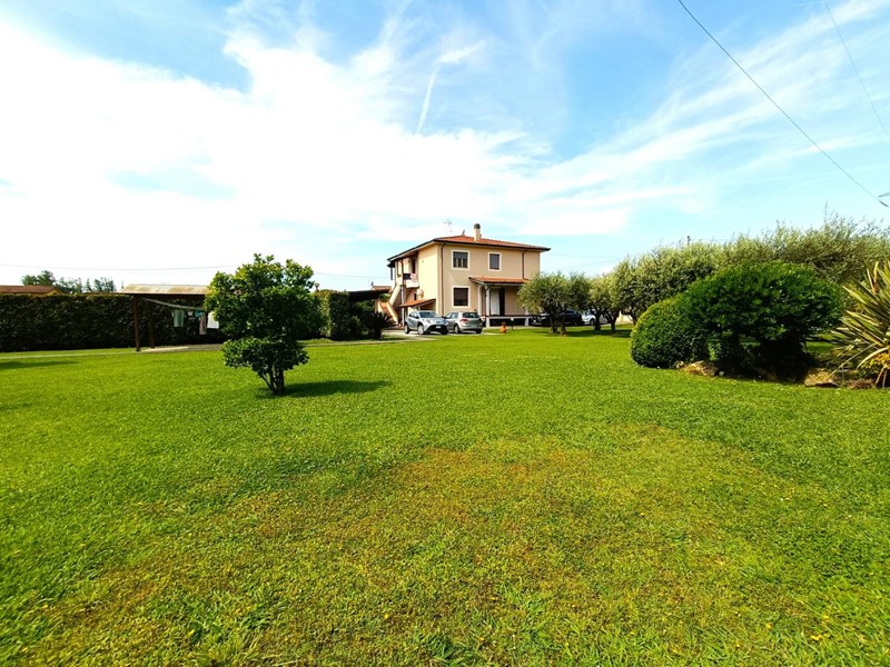 Villa in Vendita a Massa, zona Ricortola, 790'000&euro;, 260 m²