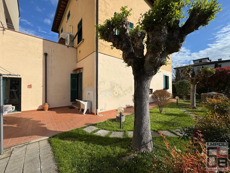 Casa Semi Indipendente in Vendita a Castelfiorentino, 290'000€, 280 m², con Box