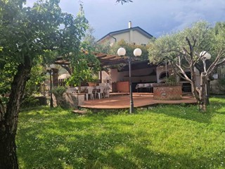 Villetta a schiera in Vendita a Carrara, 440'000€, 220 m², arredato, con Box