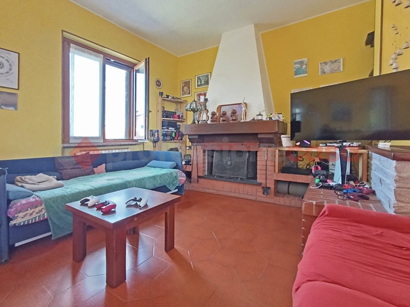 Villa in Vendita a Oleggio, 480'000€, 270 m²