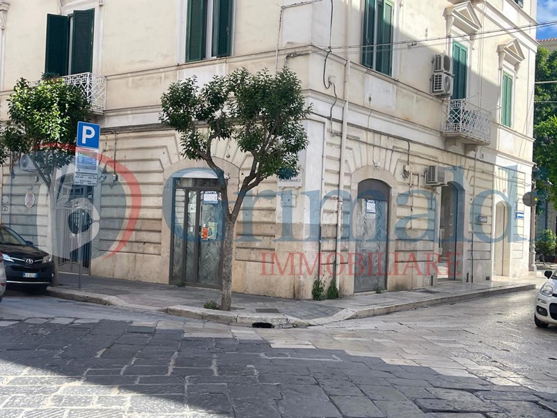 Negozio in Affitto a Trani, 600€, 23 m²