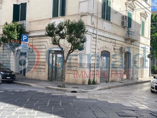 Negozio in Affitto a Trani, 600€, 23 m²
