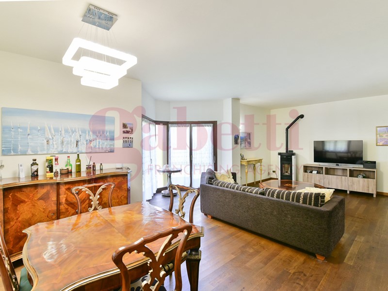 Villa bifamiliare in Vendita a Cabiate, 369'000€, 267 m²
