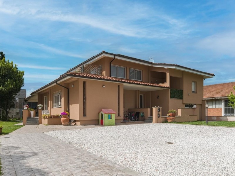 Casa Indipendente in Vendita a Ponsacco, 770'000€, 405 m²