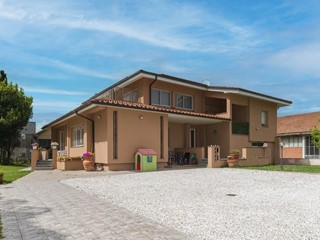 Casa Indipendente in Vendita a Ponsacco, 770'000€, 405 m²