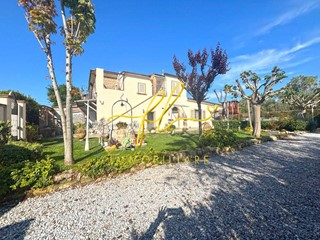 Villa bifamiliare in Vendita a Cecina, 595'000€, 325 m²