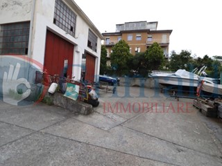 Capannone in Vendita a La Spezia, 350'000€, 290 m²