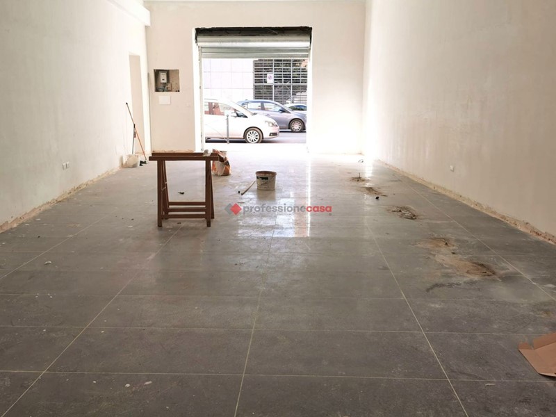 Negozio in Affitto a Foggia, 1'300€, 120 m²