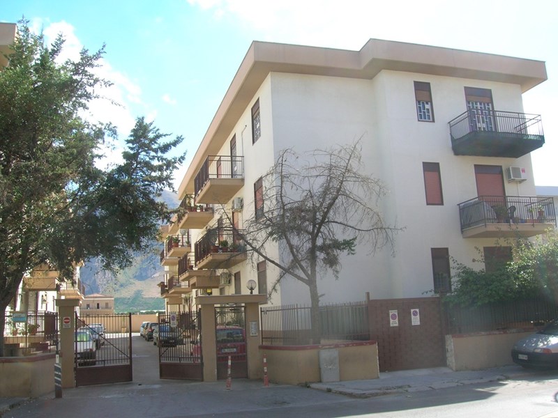 Trilocale in Vendita a Palermo, zona Corso Dei Mille, 120'000€, 116 m²