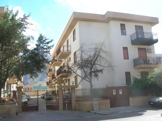 Trilocale in Vendita a Palermo, zona Corso Dei Mille, 120'000€, 116 m²