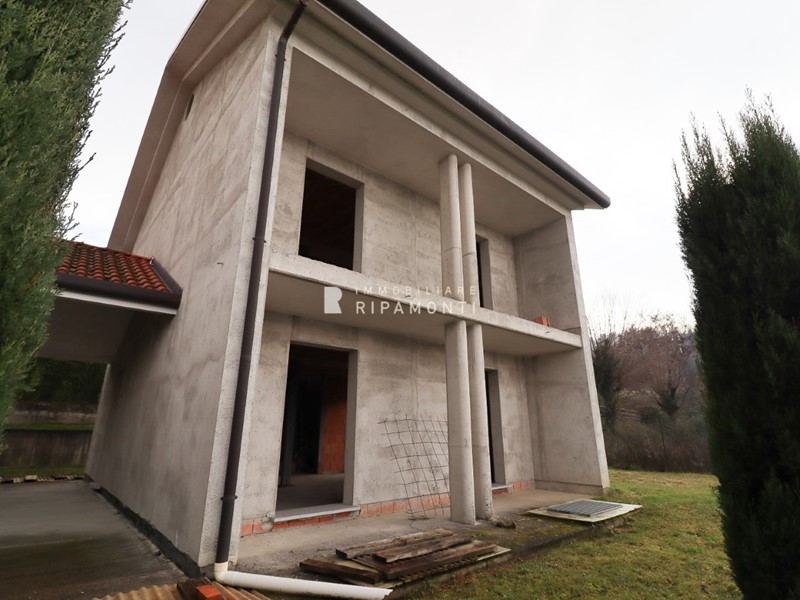 Villa in Vendita a Oggiono, 325'000€, 200 m²
